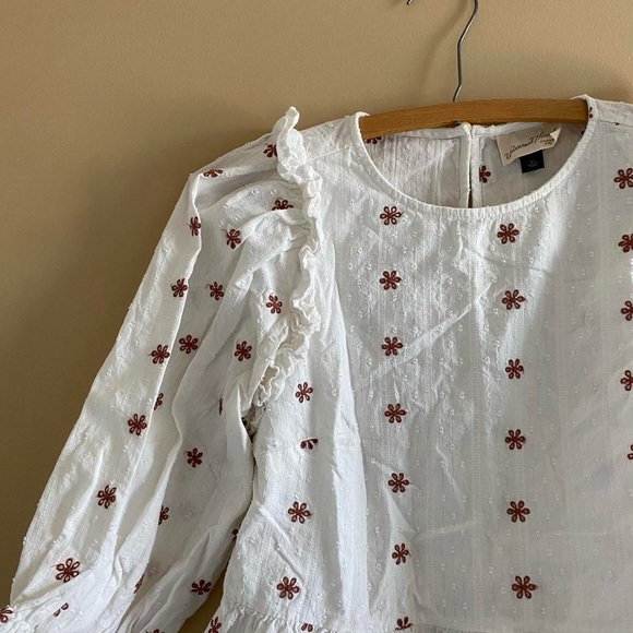 white cottage core floral embroidered blouse top - Picture 4 of 7